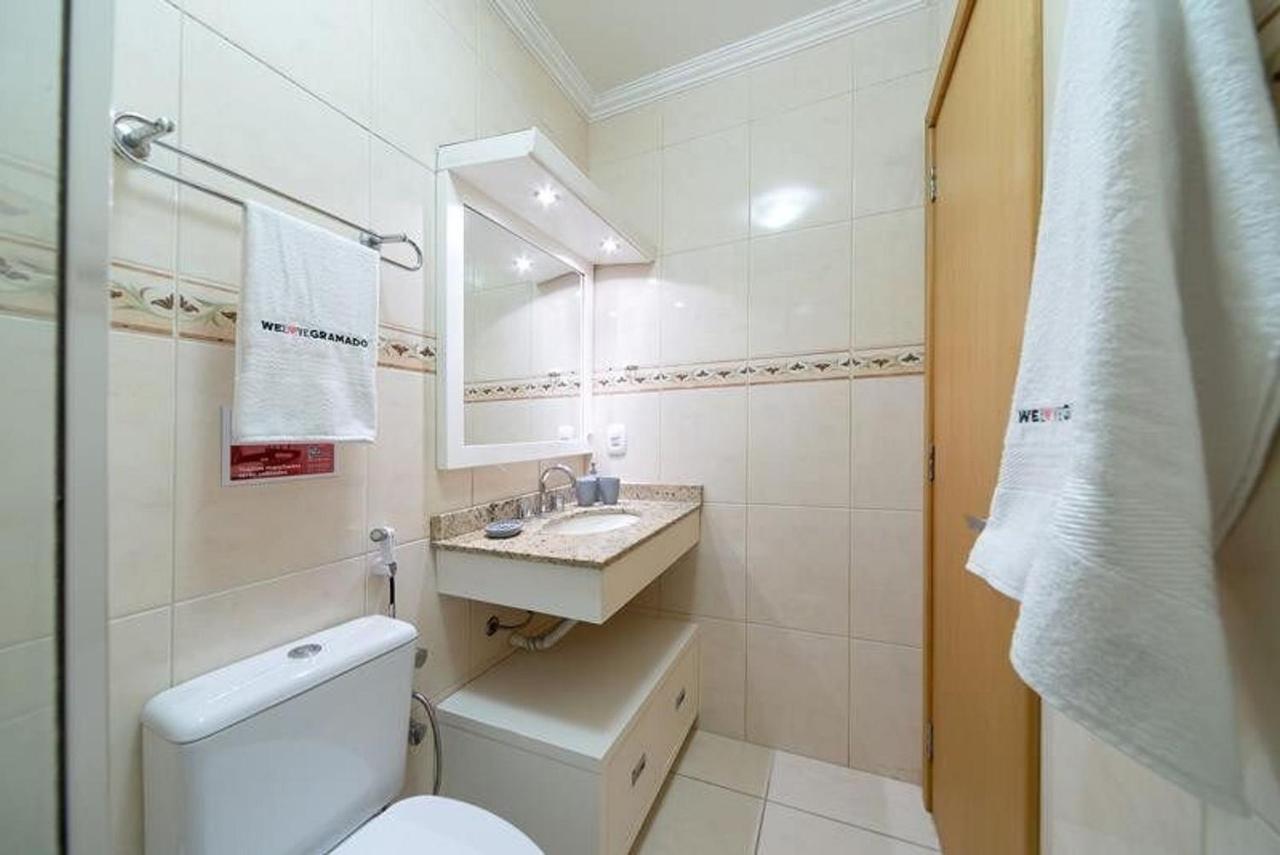GRAMADO SOLAR REAL - 2 apts de 2 quartos no mesmo prédio, cada um comporta até 7 pessoas - IDEAL PARA GRUPOS - central - IDEAL PARA ANDAR A PÉ - nesta plataforma desde janeiro de 2015, oferecemos CREDIBILIDADE - seu PET é bem-vindo - GARAGEM COBERTA Exterior foto